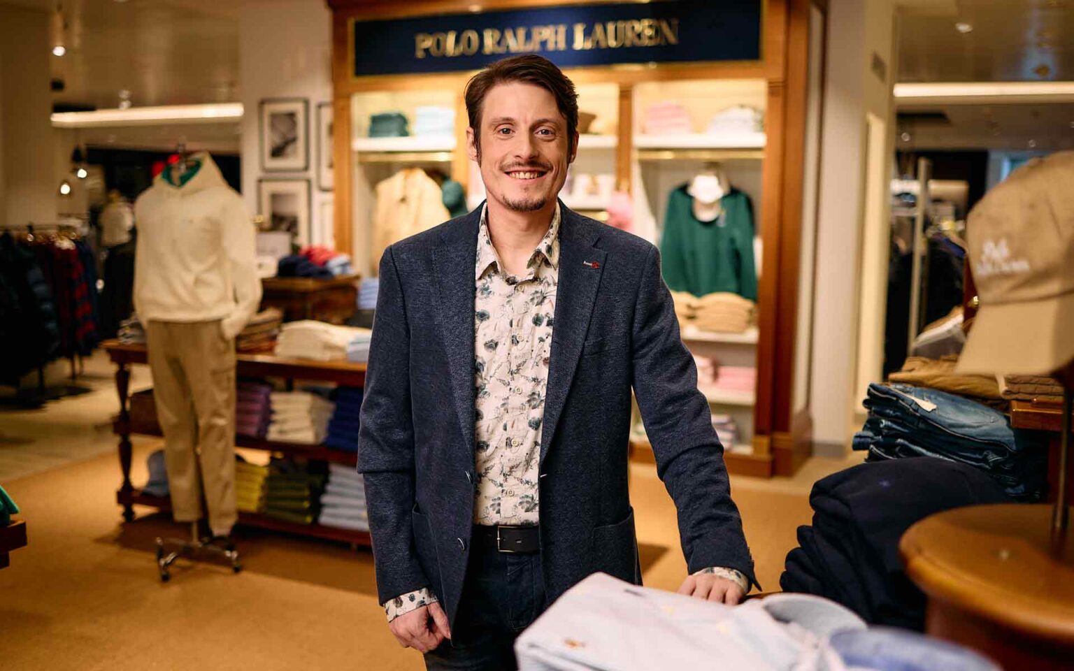 Modeberater in der Herrenabteilung