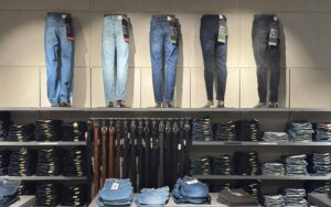 Verschiedene Jeanshosen und Gürtel in der Herrenabteilung