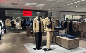 Hugo Boss Bereich mit Figuren in der Premium Abteilung