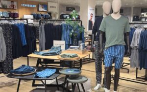 Figuren mit Schlafanzügen im Wäschebereich in der Herrenabteilung
