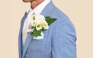 Hochzeitsanzug in Blau mit beiger Krawatte