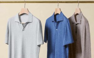 Strick-Poloshirts auf einer Stange aufgehängt