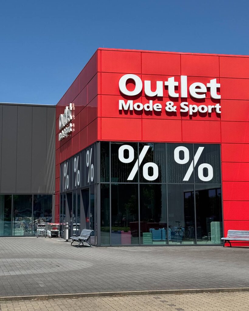 Roter Eingansbereich des Outlet Mode & Sport