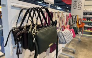 Schwarze Handtasche aus dem Outlet