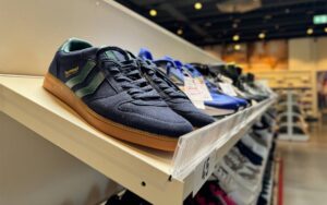 Blaue Adidas Schuhe aus dem Outlet