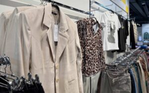 Beiger Blazer und Leo Top