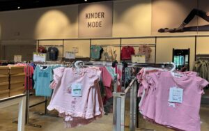 Verschiedene rosande Kinderkleidung