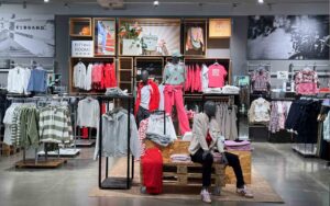 Sportfashionabteilung mit angesagten Marken