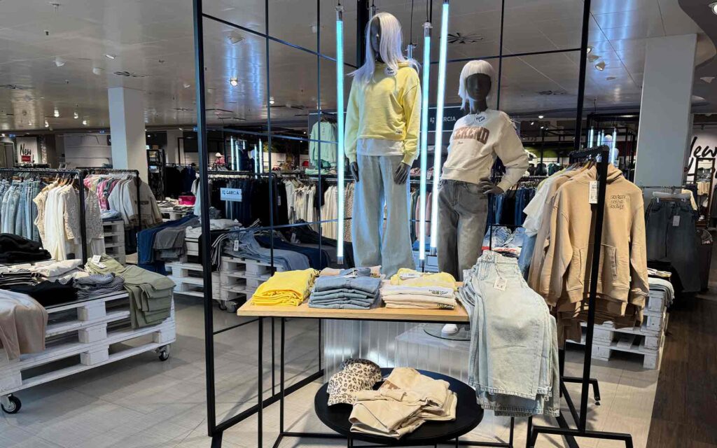 Mädchenbekleidung in Frühjahrsfarben