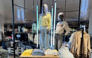 Zwei Kinderfiguren auf einem Tisch