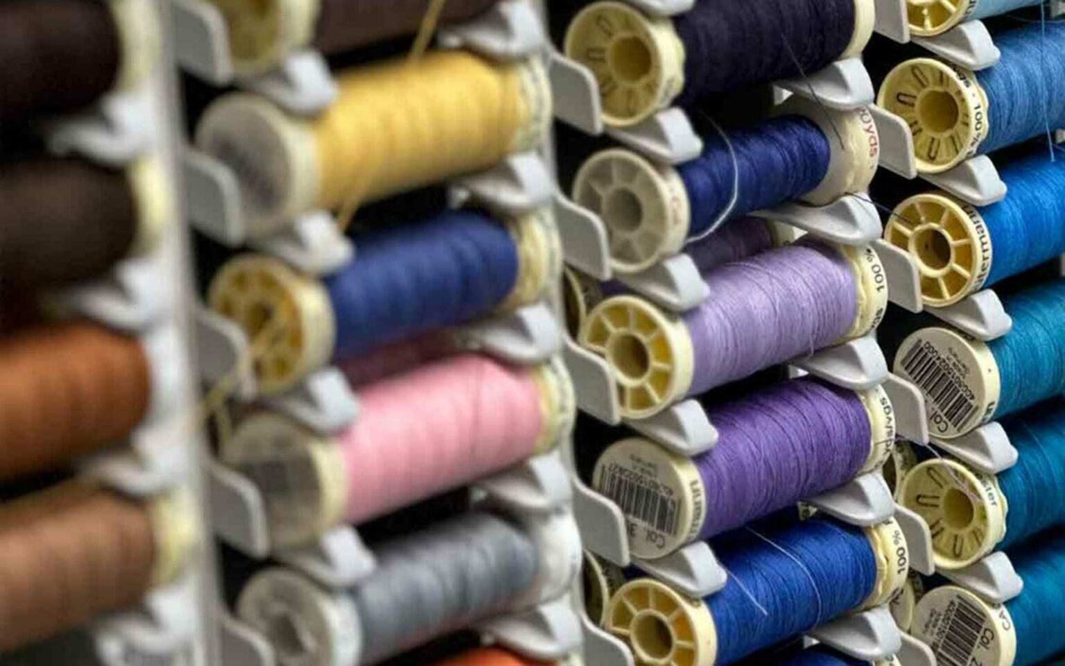 Fadenrollen in vercshiedenen Farben im Änderungsatelier der ModeWelt