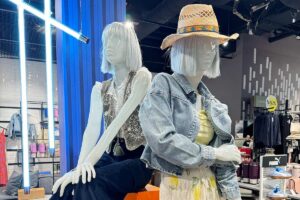Zwei Figuren mit angesagter Mode für den Sommer im d-strict