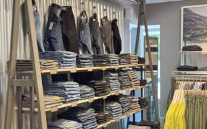Jeanshosen im Regal