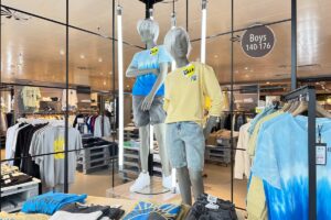 Zwei Jungenfiguren mit bunter Kindermode in der KinderWelt