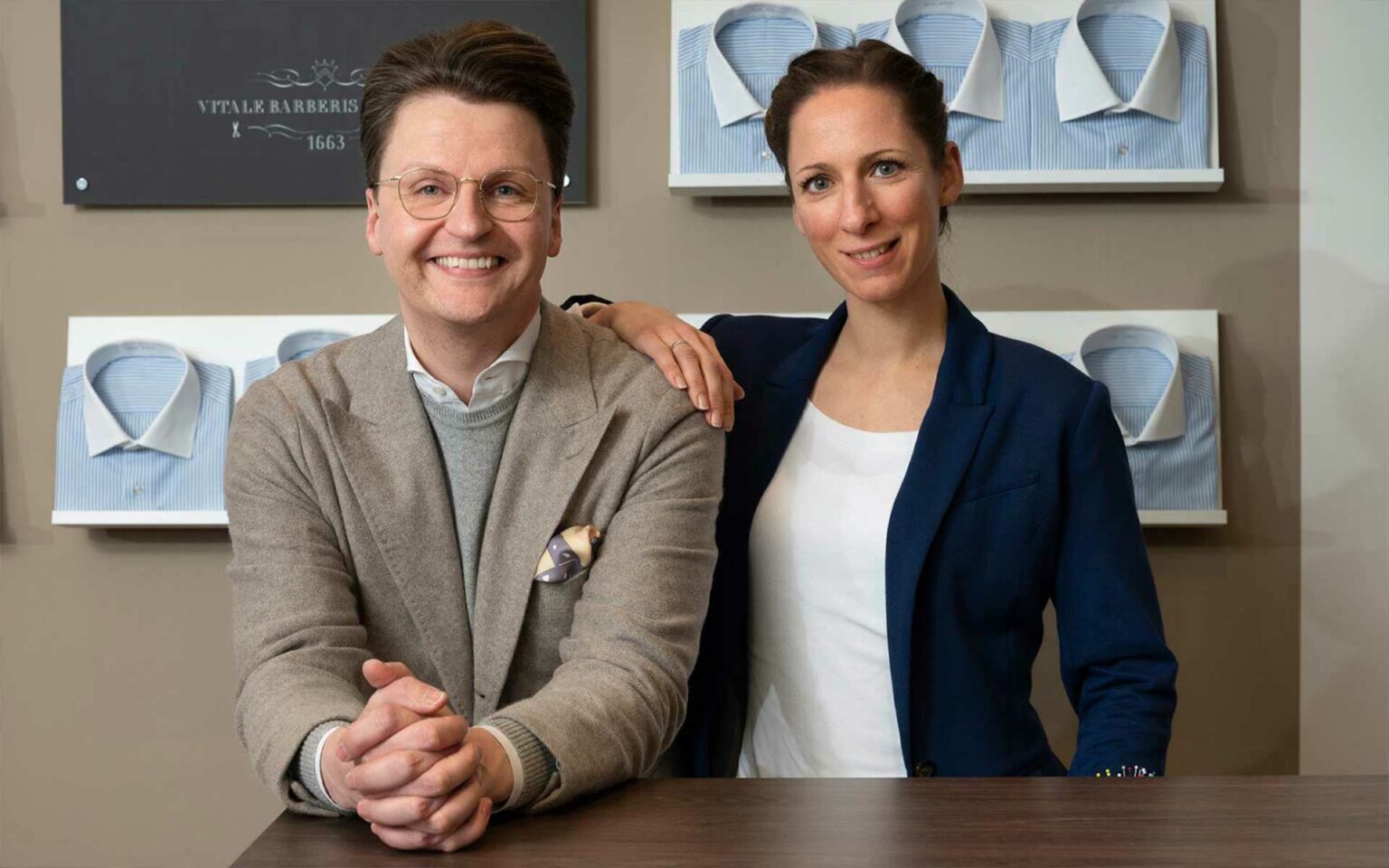 Berater und Beraterin der Maßkonfektion in der ModeWelt