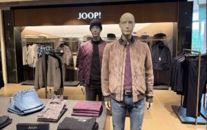 Zwei Figuren in Herbstlooks in der Herrenmode