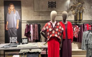 Zwei Figuren in Mode in der Trendfarbe rot