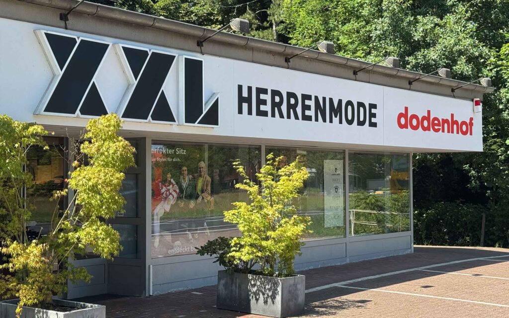 Eingansbereich von außen der XXL Herrenmode