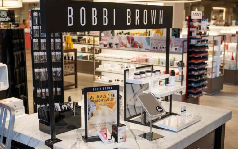 Schminktisch von Bobbi Brown in der Parfümerie