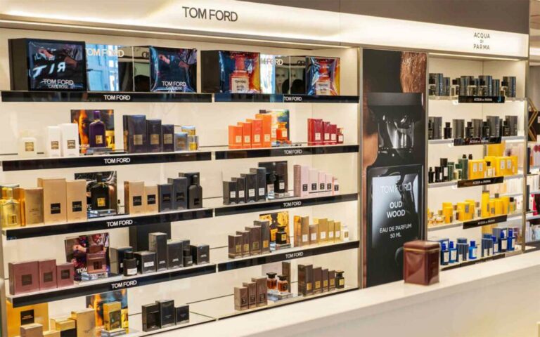 Parfümregal mit Düften von Tom Ford