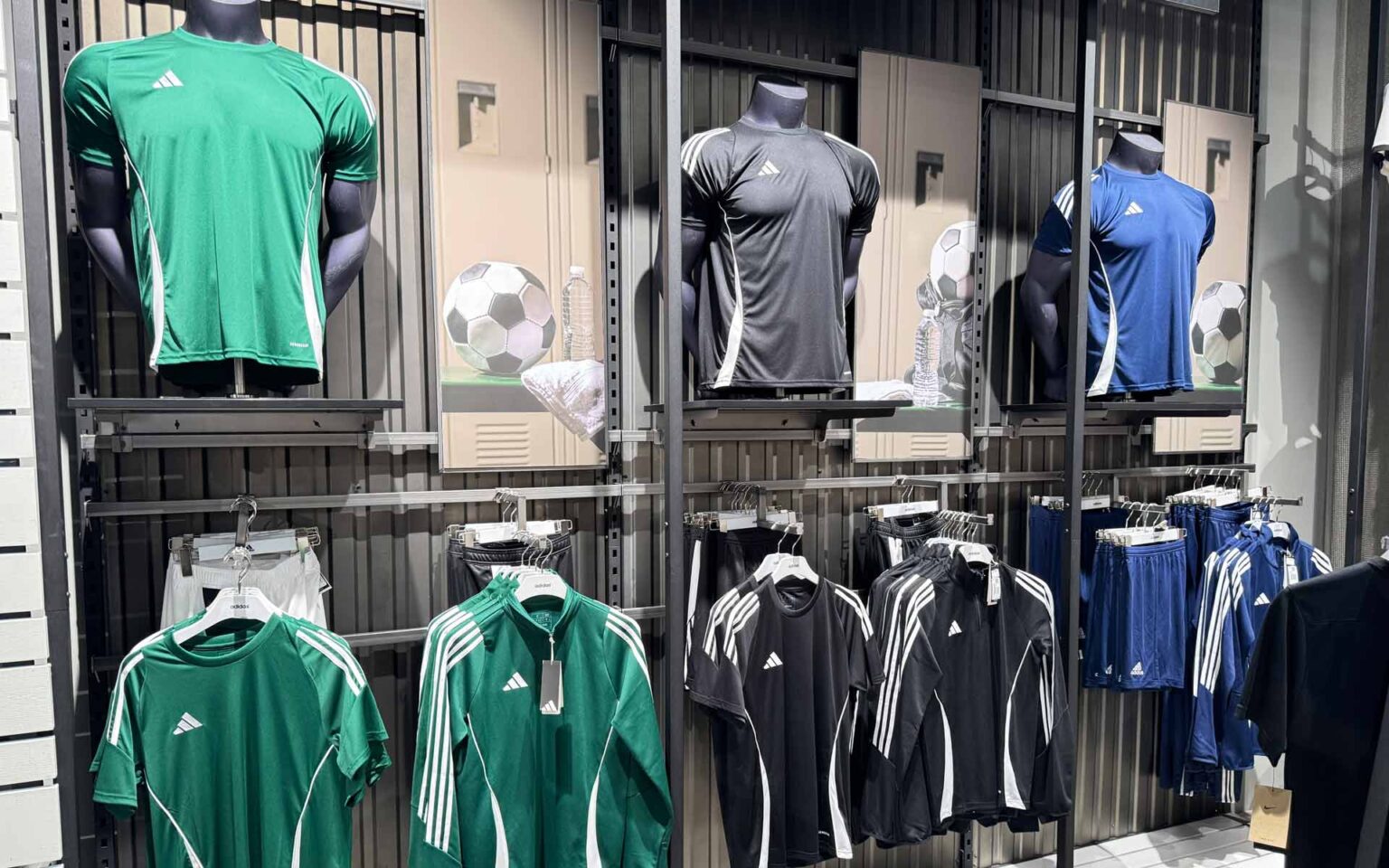 Fußballtrikots in der SportWelt