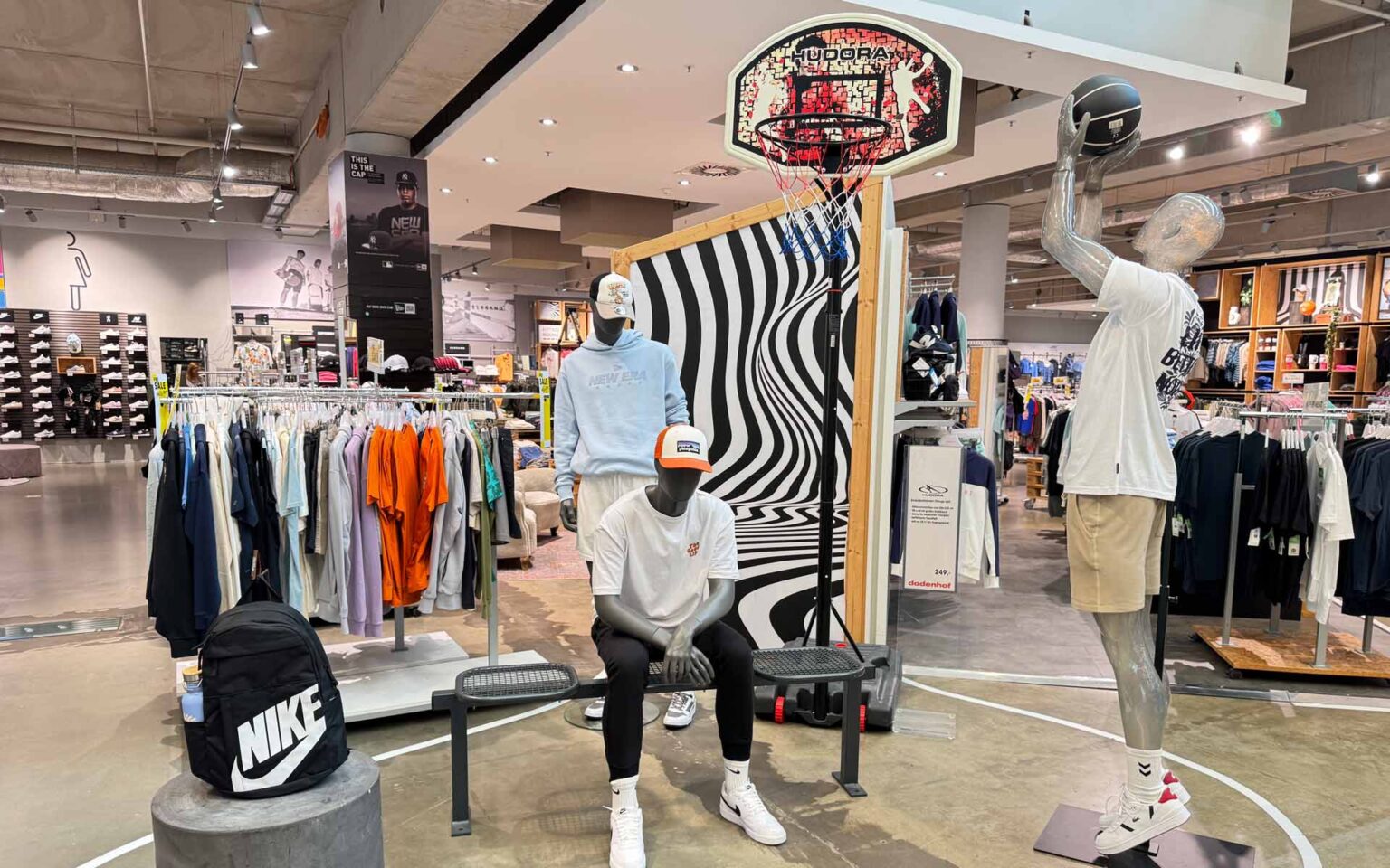 Figuren tragen lässige Sportfashion in der SportWelt