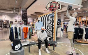 Figuren tragen lässige Sportfashion in der SportWelt