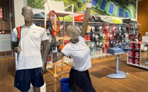 Figuren mit Tennisbekleidung von adidas in der SportWelt