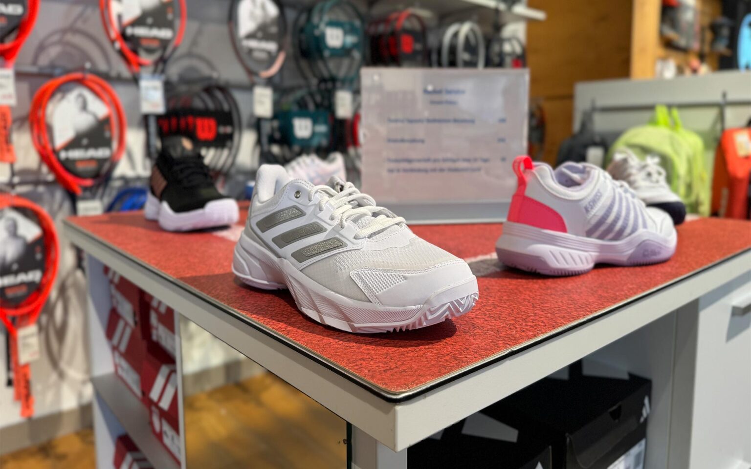 Weiße Tennisschuhe von Adidas