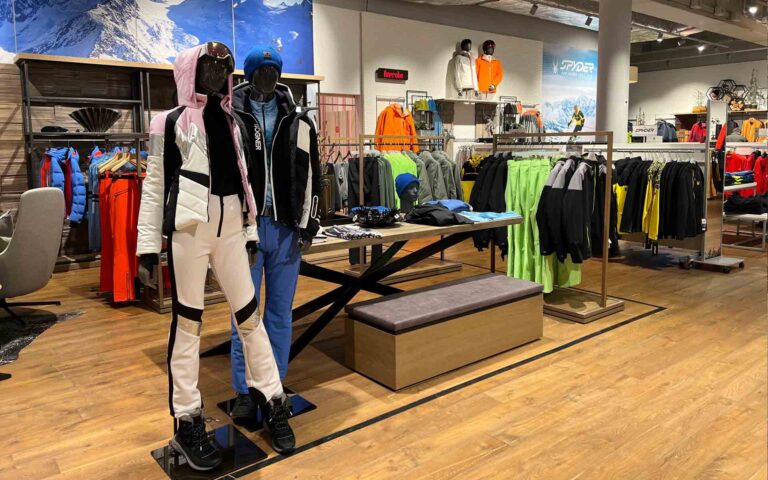 Verschiedene Wintersport Kleidung