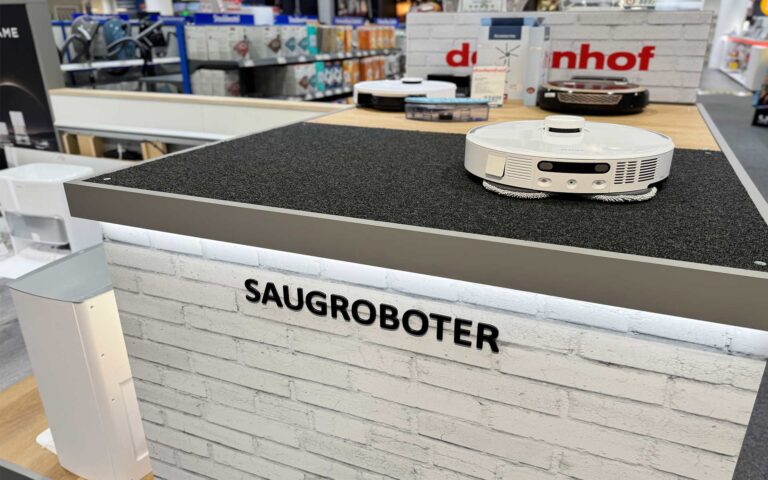 Saugrobotor auf Teppich in der Technikwelt zum testen