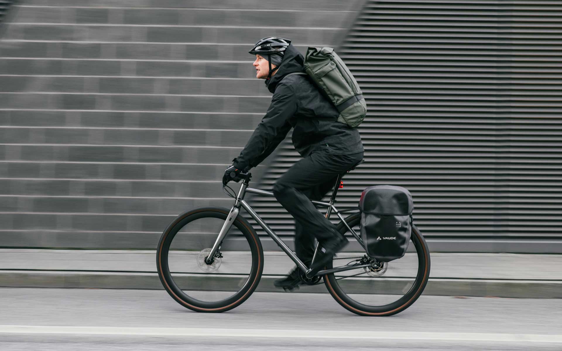 Mann mit Rucksack auf einem Fahrrad