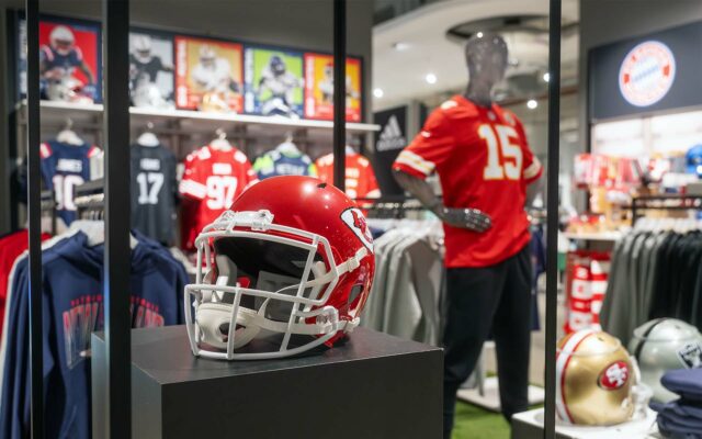 NFL Helm und Trikot in rot