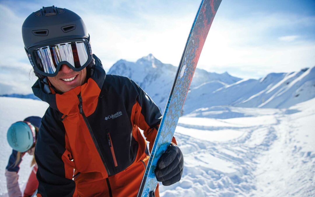 Skifahrer mit spiegelnder Skibrille