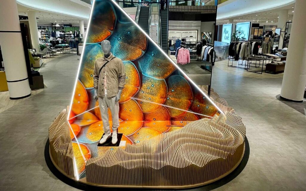 Figur im Eingangsbereich des Shopping-Centers