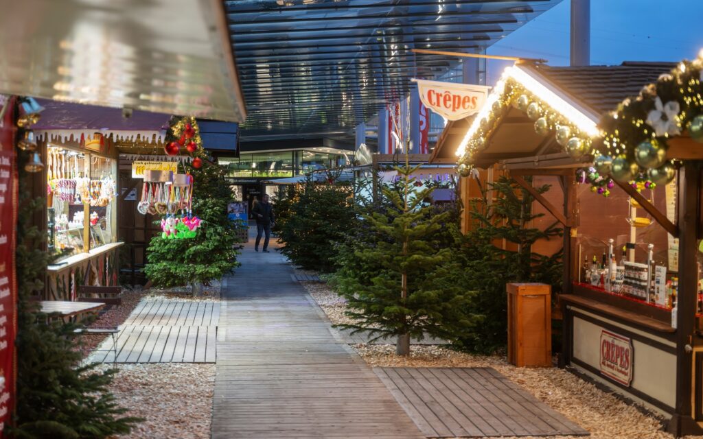Weihnachtlich geschmückte Buden auf dem Winterbummel in Kaltenkirchen