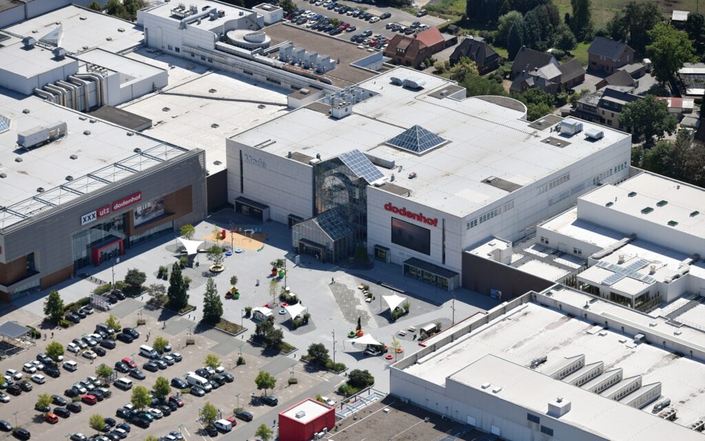Das Shopping-Center dodenhof in Posthausen aus der Luft