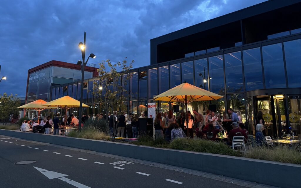 Foodhall ROOTS bei dodenhof am Abend