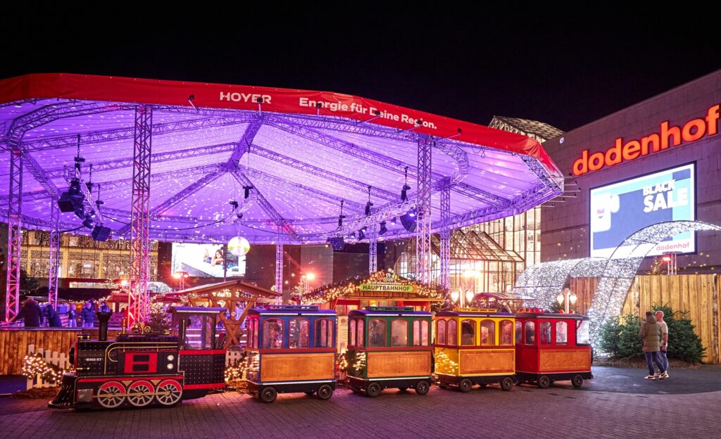 Eislaufbahn und "Molli" beim Weihnachtsmarkt auf der dodenhof Plaza