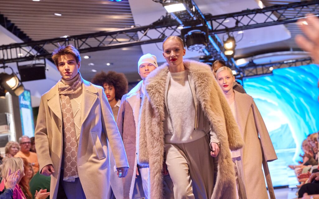 Models auf dem Laufsteg bei der dodenhof Fashion Night