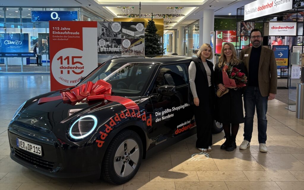 Ein schwarzer MINI mit roter Schleife auf der dodenhof Mall