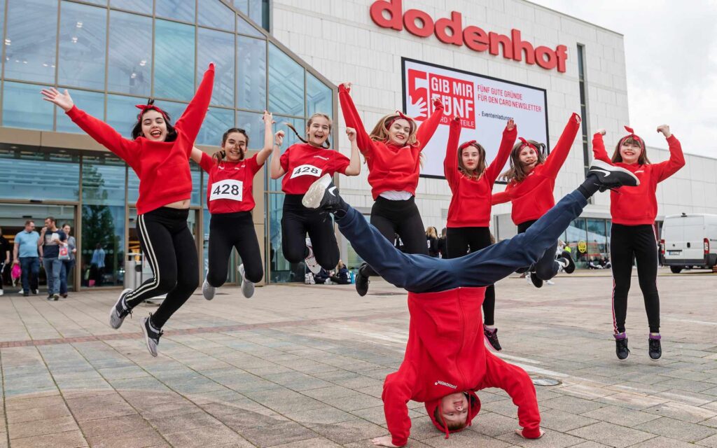 Junge Streetdancegruppe tanzt vor dem Haupteingang von dodenhof