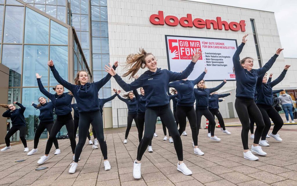 Gruppe tanzender Hip-Hop-Tänzerinnen vor dem dodenhof Haupteingang