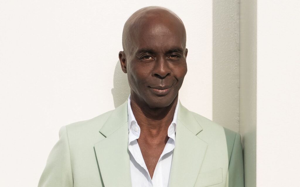 Portrait des Models Bruce Darnell vor weißem Hintergrund