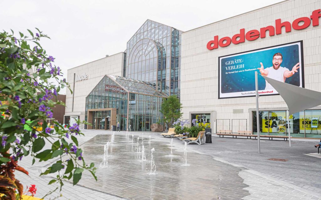 Vorplatz bei dodenhof mit Wasserspiel