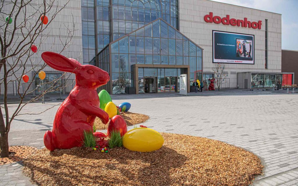 große rote Osterhasenfigur vor dem Haupteingang von dodenhof