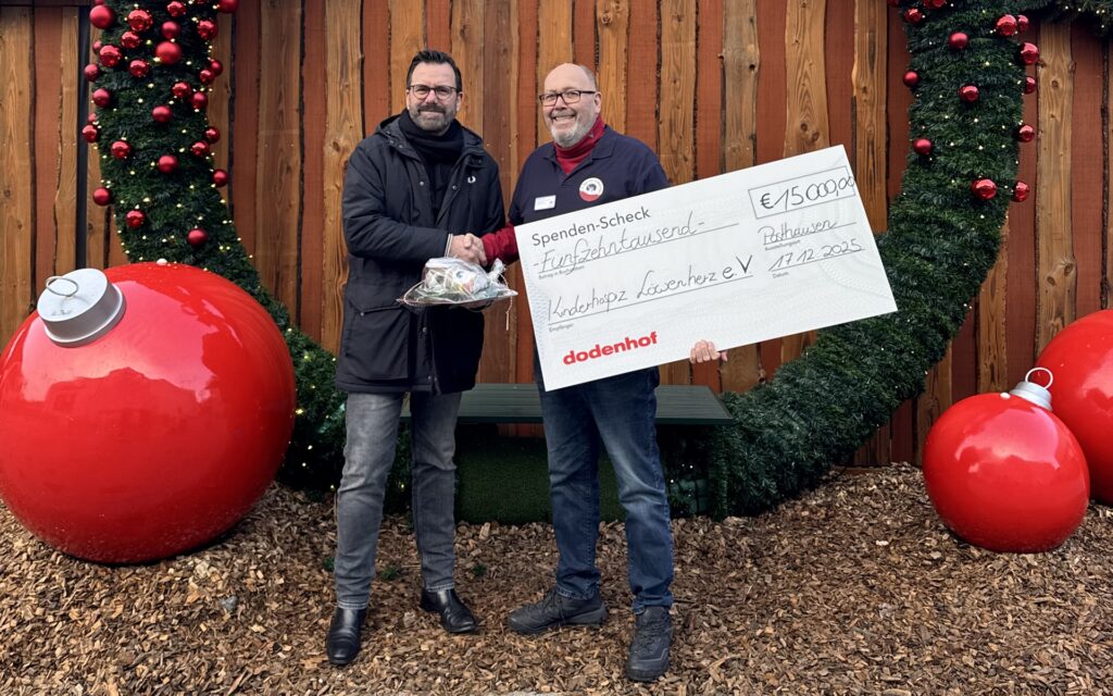 dodenhof Geschäftsführer Guido Thome übergibt den Spendenscheck