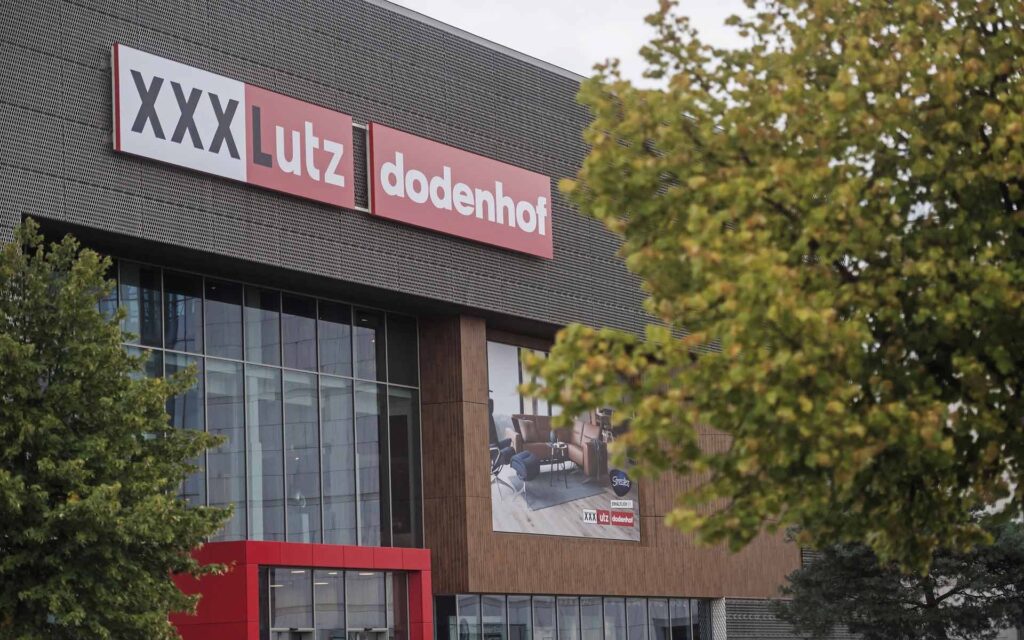 Außenansicht von XXXLutz mit dem Fokus aufs Logo