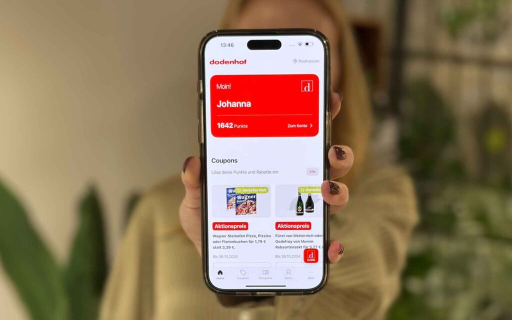 Frau hält Handy mit dodenhof App in die Kamera