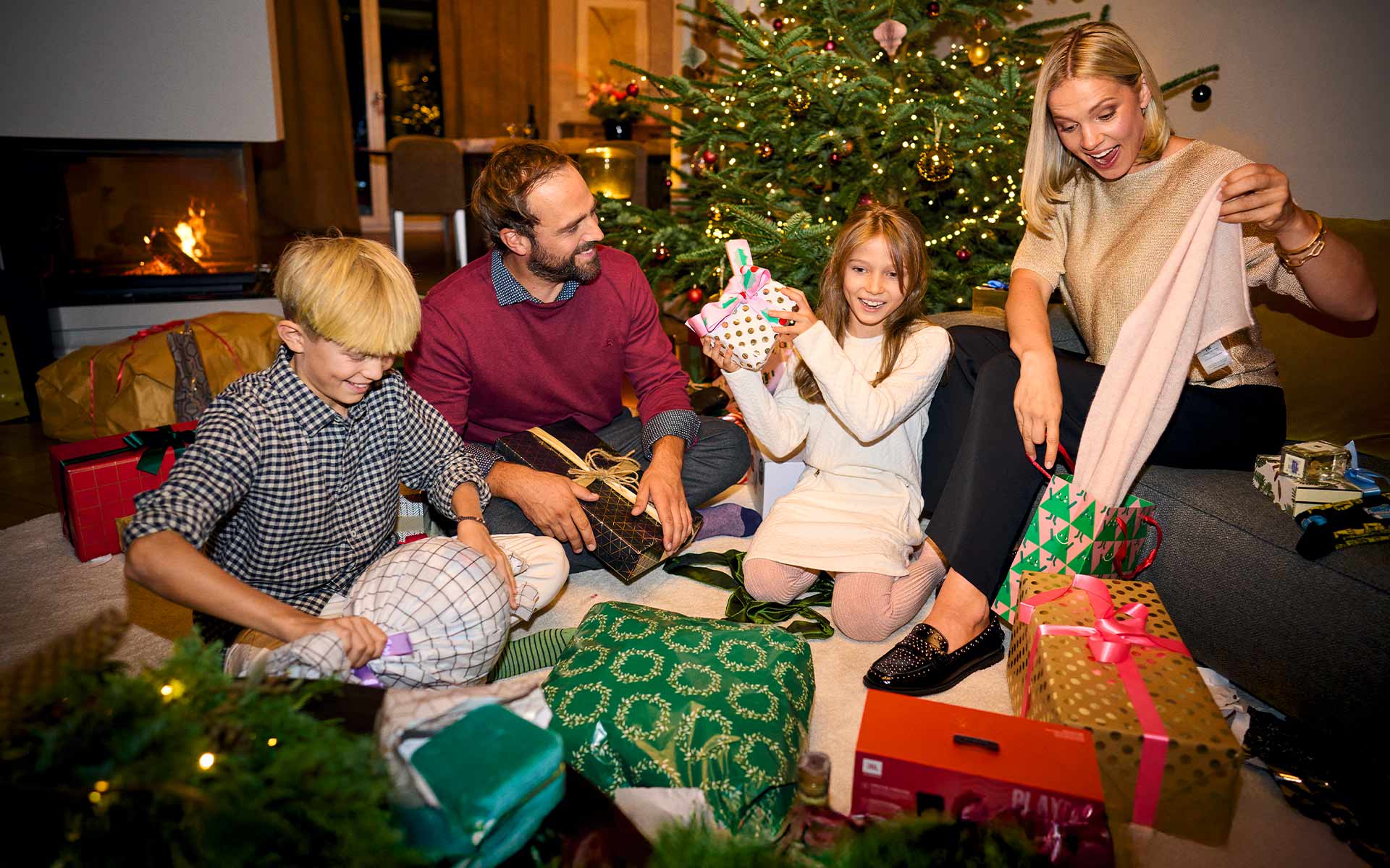 Familie packt Geschenke aus